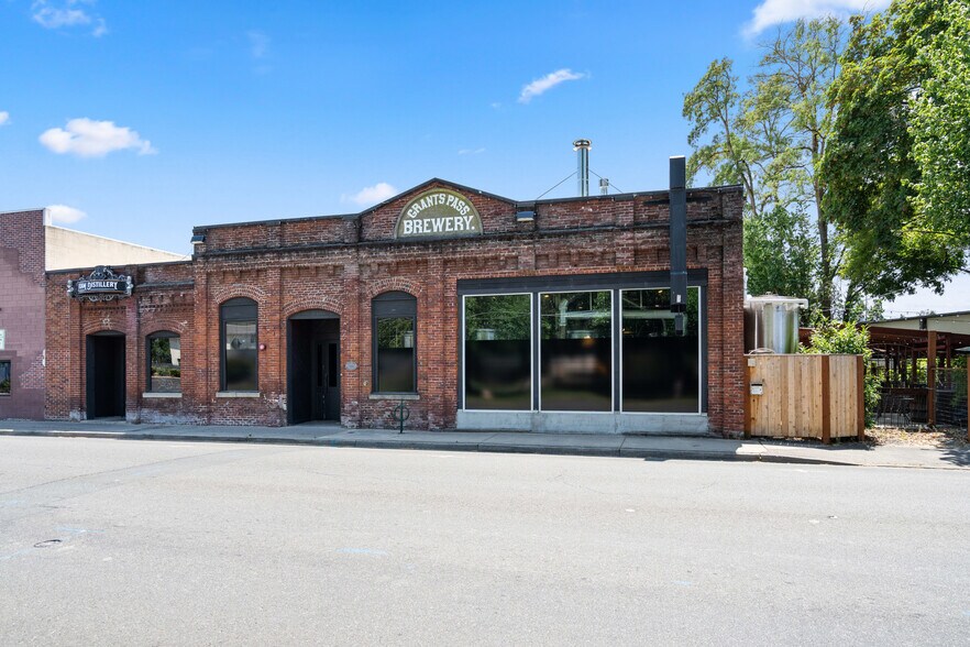 More Photos Of 509 SW G St, Grants Pass Restaurant For Sale