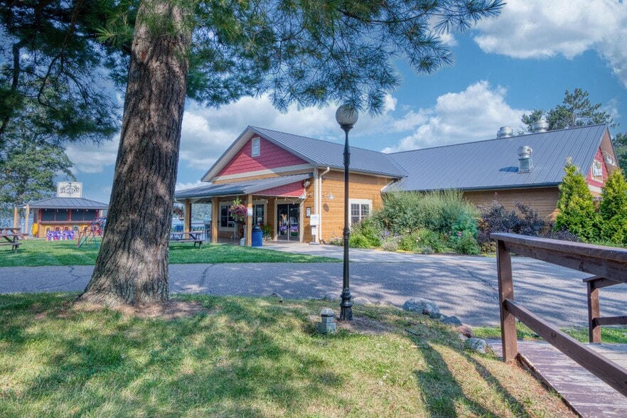 More Photos Of 9971 N Grand Pines Ln, Hayward Restaurant For Sale