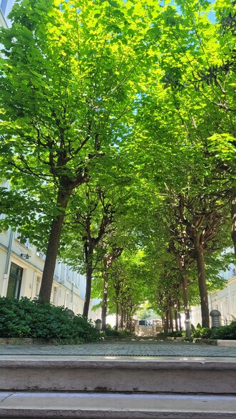 More Photos Of 11 Rue Chateaubriand, Paris Office For Sale