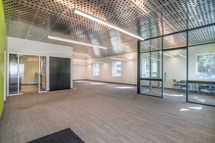 More Photos Of 6 Britton Dr, Bloomfield Warehouse For Lease