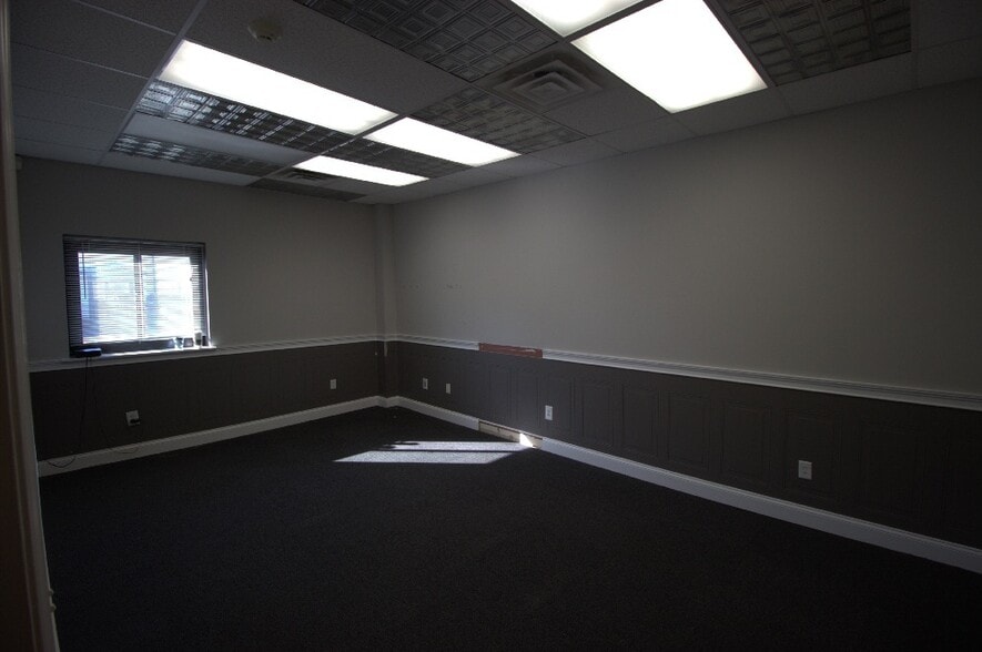 More Photos Of 1520 Emerson St, Rochester Warehouse For Lease