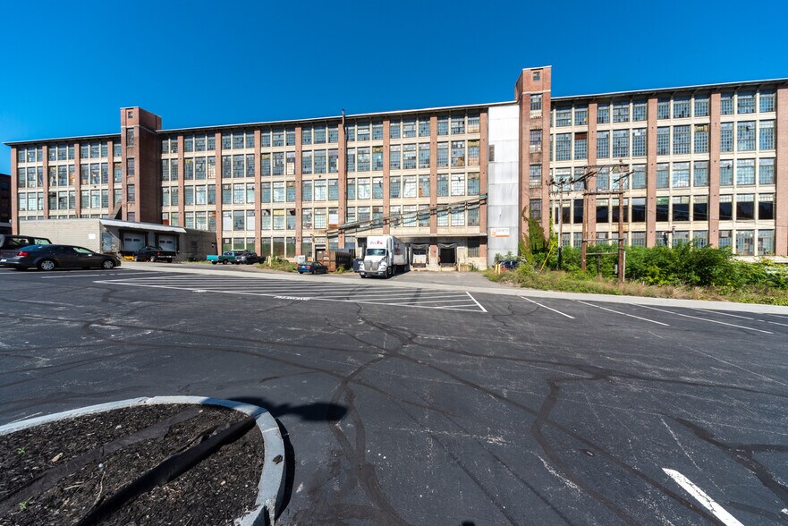 More Photos Of 75 Green St, Clinton Distribution For Sale