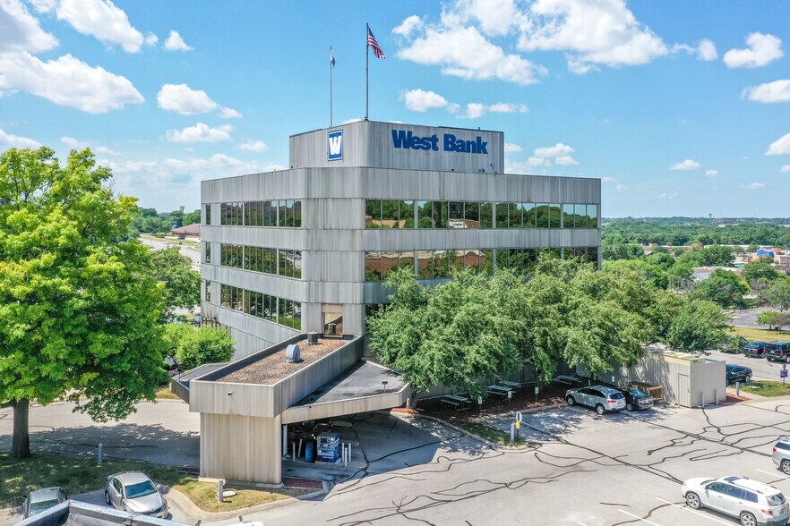 More Photos Of 1601 22nd St, West Des Moines Office For Lease