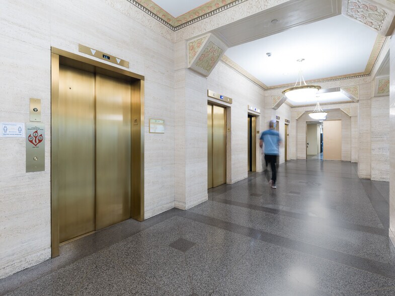More Photos Of 211 W Wacker Dr, Chicago Office For Lease