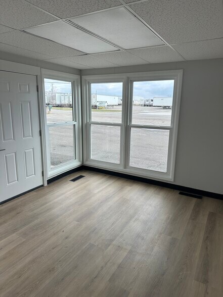 More Photos Of 4911 Industrial Rd, Fort Wayne Warehouse For Lease