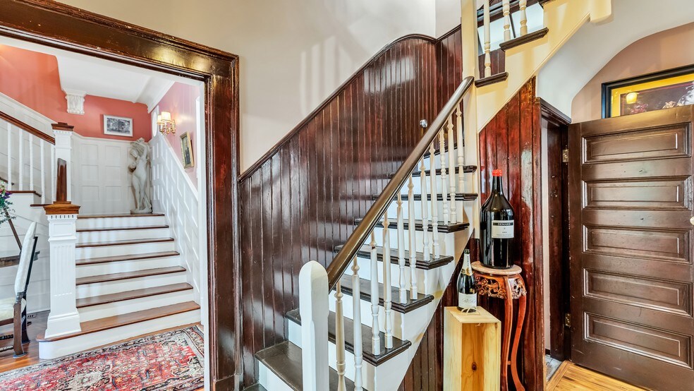 More Photos Of 119 E 37th St, Savannah Restaurant For Sale