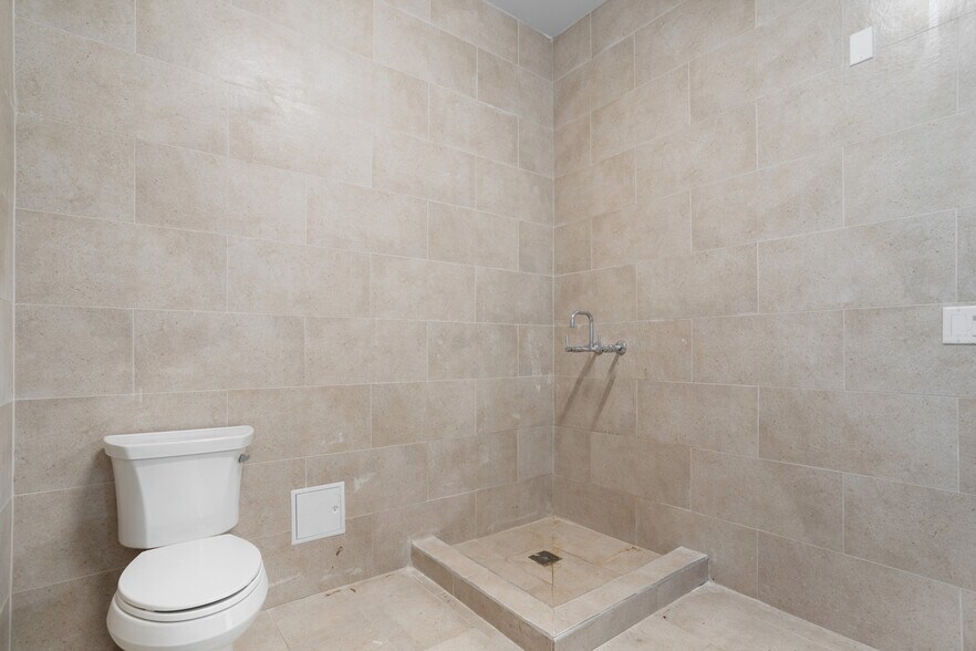 More Photos Of 3751-3761 S Hill St, Los Angeles Warehouse For Lease