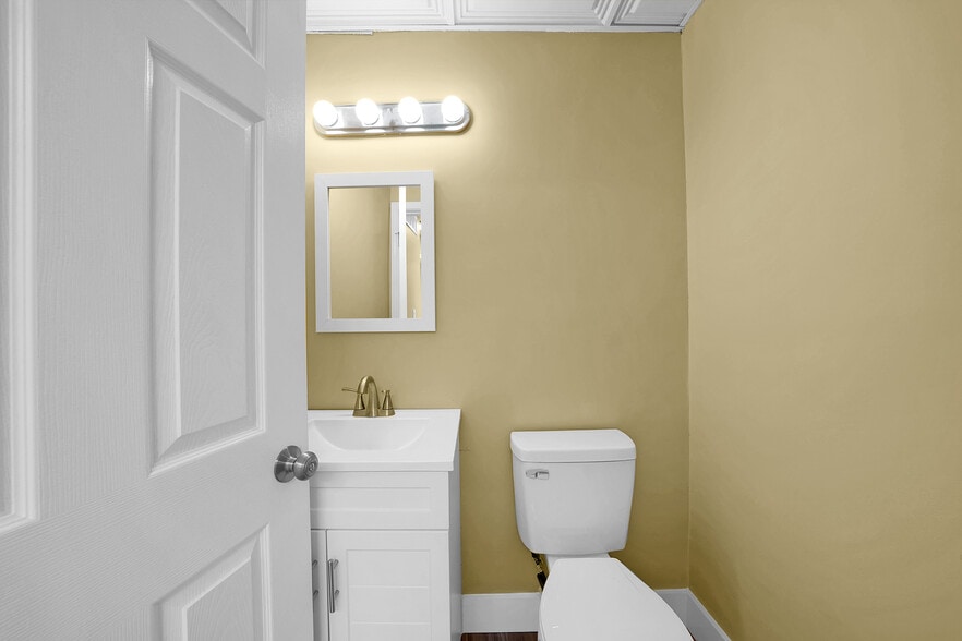 More Photos Of 1095 W Huron St, Waterford Medical For Sale