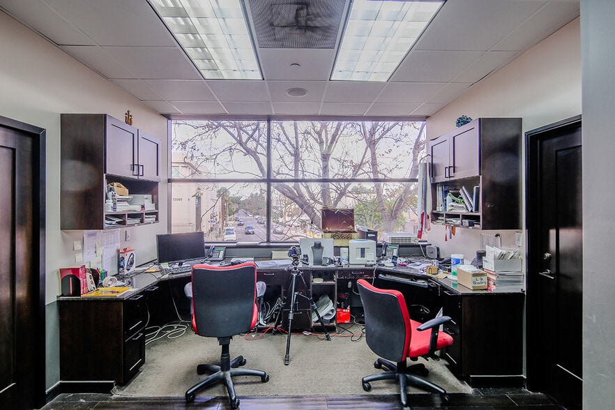 More Photos Of 13946 Ventura Blvd, Van Nuys Office For Lease