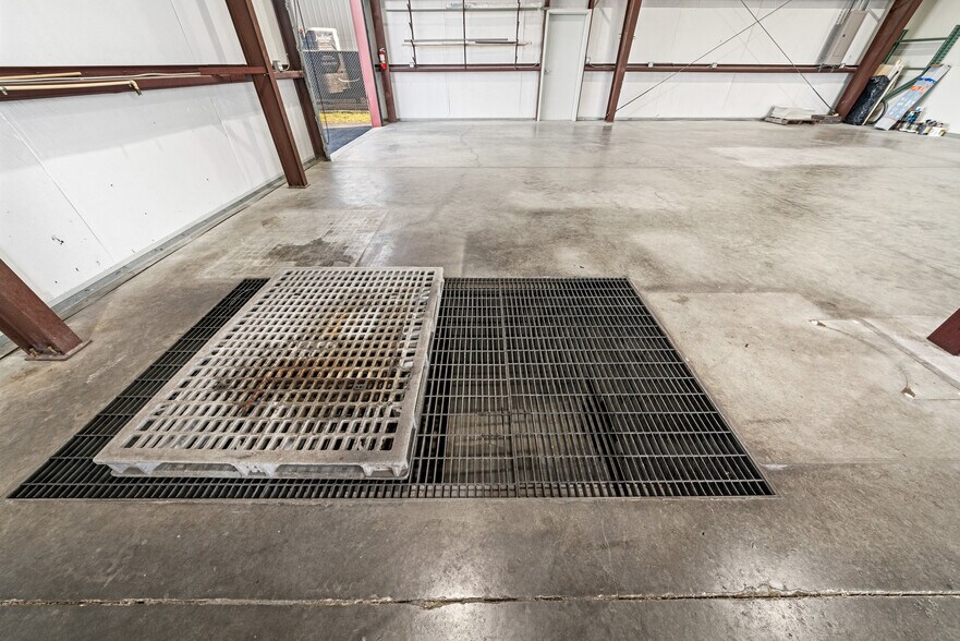 More Photos Of 18820 Sakera Rd, Hudson Warehouse For Lease