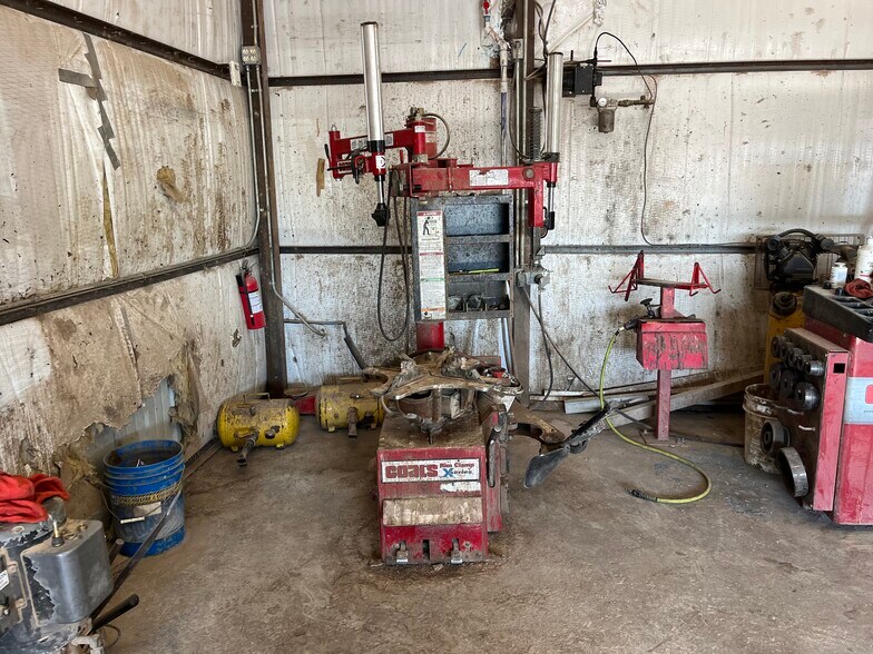 More Photos Of 1202 Cherokee St, Lindsay Auto Repair For Sale