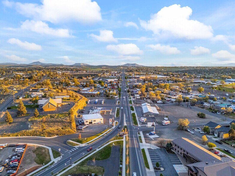 More Photos Of 992 SW Highway 97, Madras Service Station For Sale