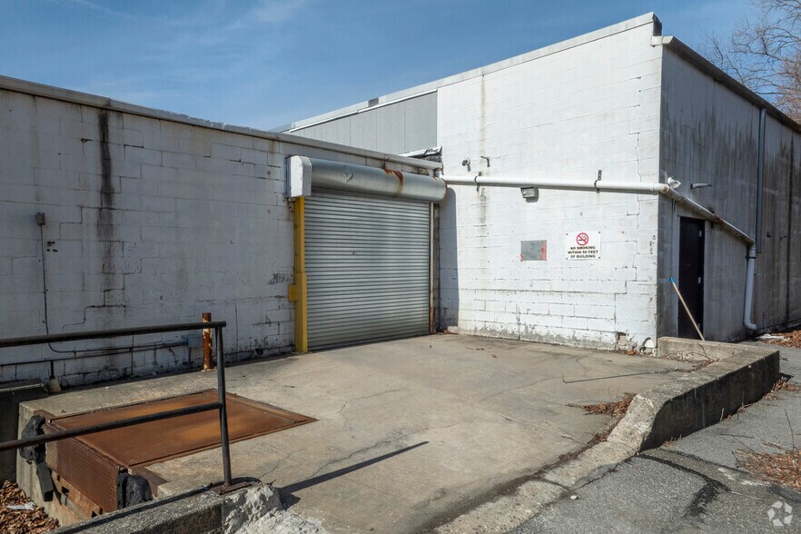 More Photos Of 22 Connor Ln, Deer Park Warehouse For Lease