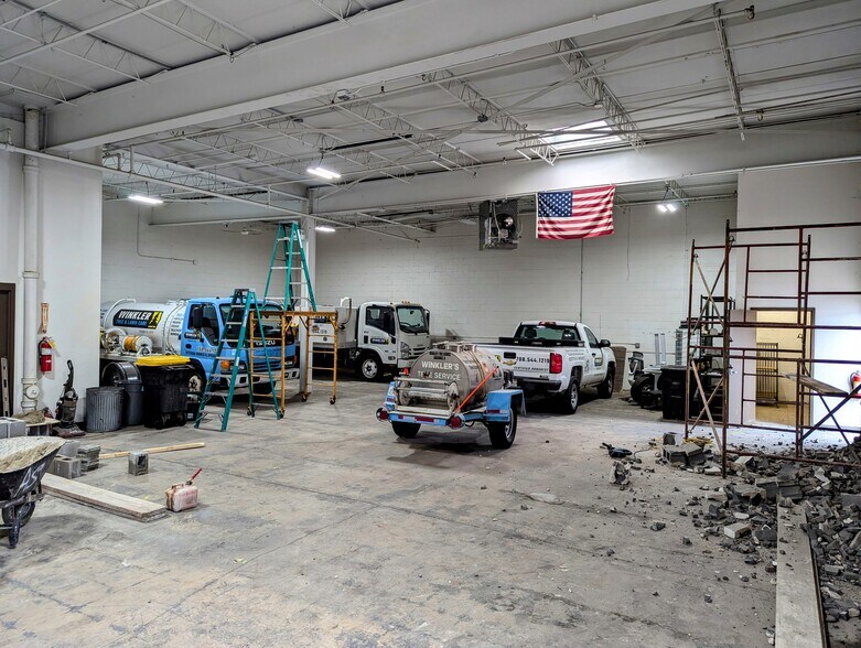 More Photos Of 115 E University Dr, Arlington Heights Warehouse For Sale