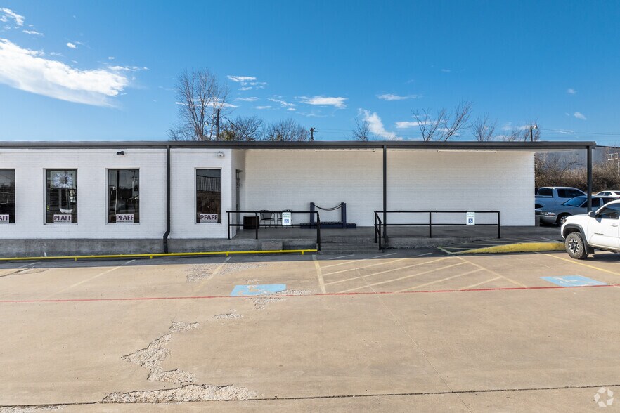 More Photos Of 613 N Broadway St, Joshua Department Store For Lease