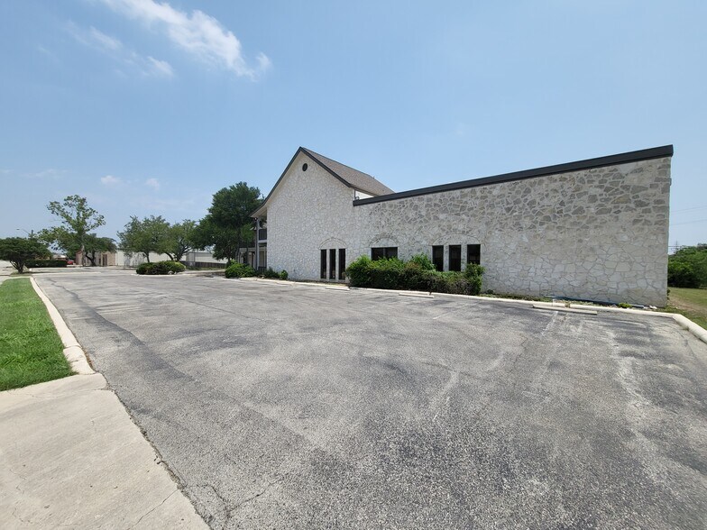 More Photos Of 4754 Shavano Oak, San Antonio Light Distribution For Lease