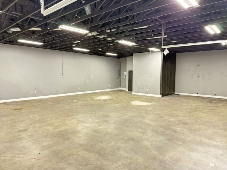 More Photos Of 2130 King St, Cocoa Showroom For Lease