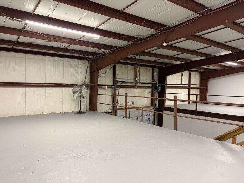 More Photos Of 66 Old Country Rd, Quogue Warehouse For Lease