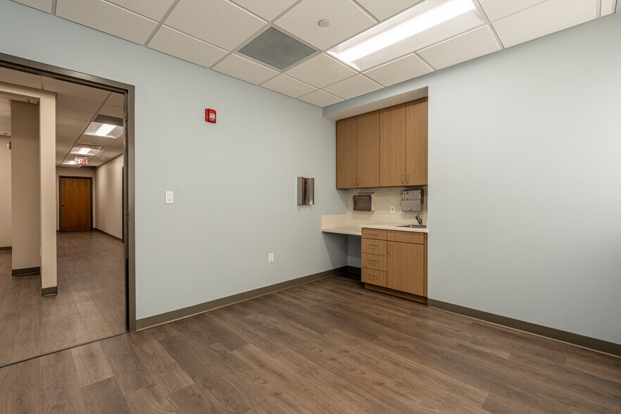 More Photos Of 140 Hansen Blvd, North Aurora Medical For Lease