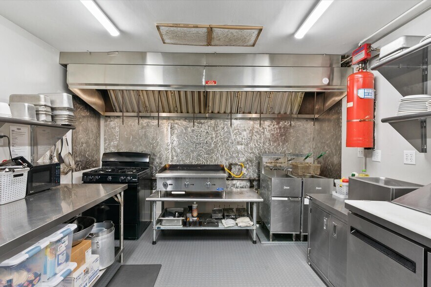 More Photos Of 322 N Pennsylvania Ave, Lawson Bar For Sale