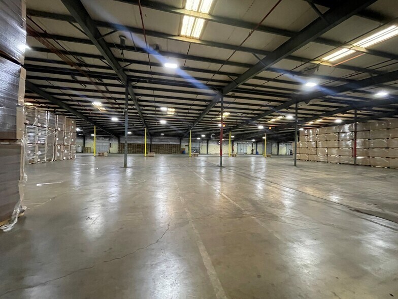 More Photos Of 810 S 28th St, Van Buren Warehouse For Lease