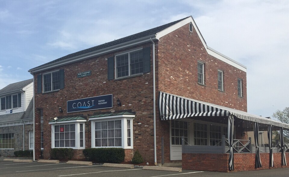 Primary Photo Of 203-223 E Putnam Ave, Cos Cob Restaurant For Lease