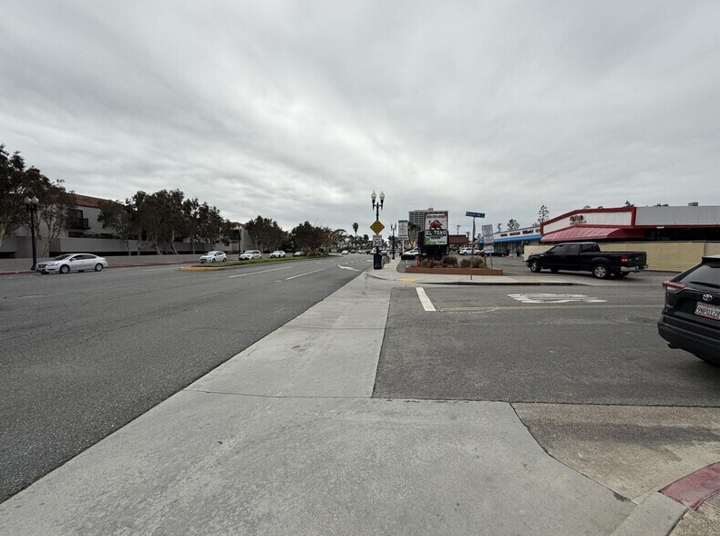 More Photos Of 560 W 19th St, Costa Mesa Unknown For Lease