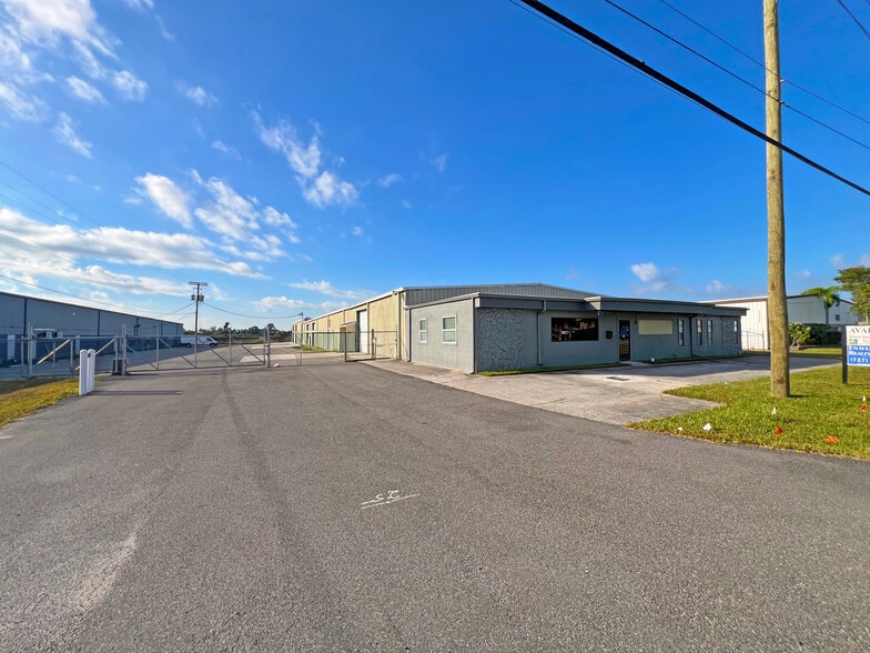 More Photos Of 355 E Douglas Rd, Oldsmar Warehouse For Lease