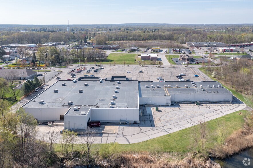 More Photos Of 6581-6603 N Ridge Rd, Madison Freestanding For Lease