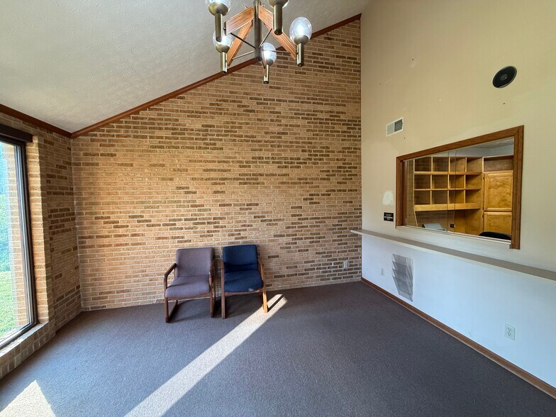 More Photos Of 508 Scarboro Ln, Oak Ridge Office For Sale