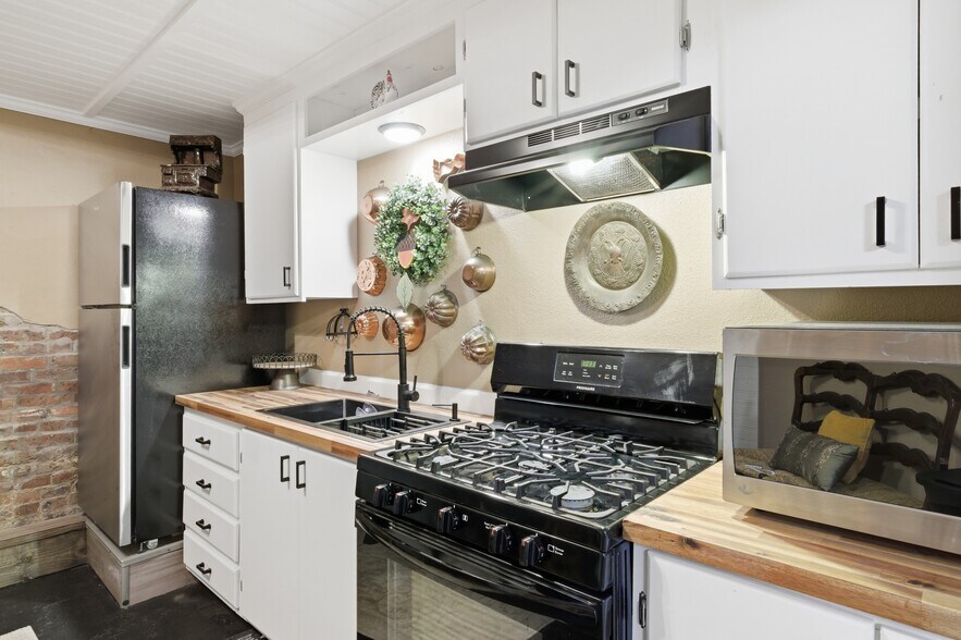 More Photos Of 10 S Side Sq, Cooper Freestanding For Sale