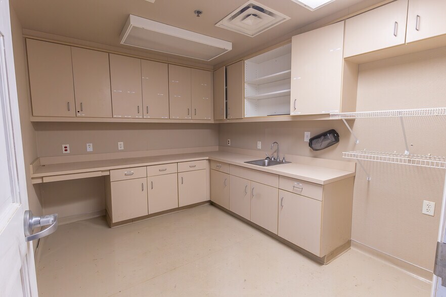 More Photos Of 2815 E Jackson St, Hugo Rehabilitation Center For Sale