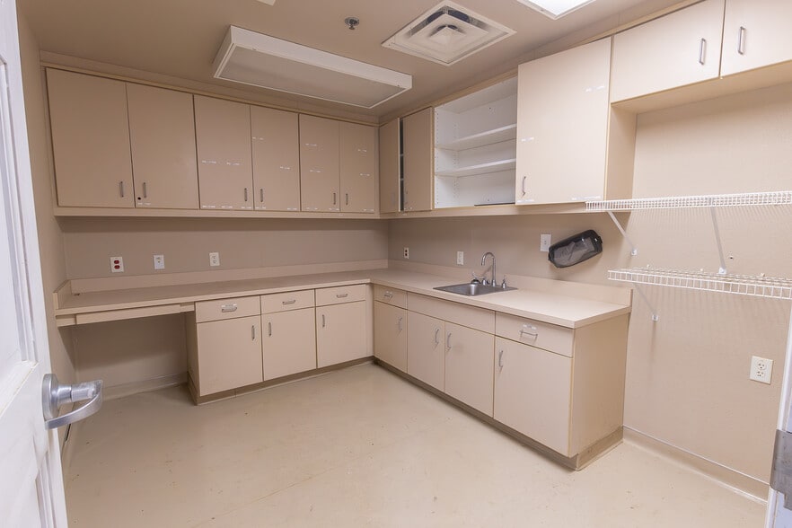 More Photos Of 2815 E Jackson St, Hugo Rehabilitation Center For Lease