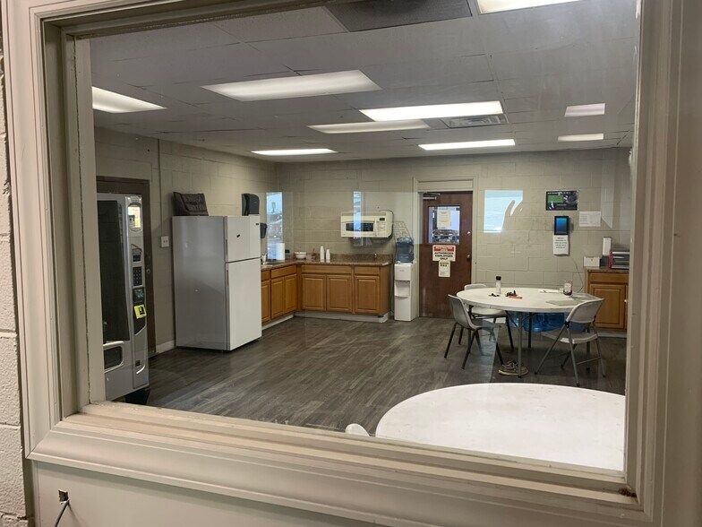 More Photos Of 70 Pitney Rd, Lancaster Warehouse For Lease