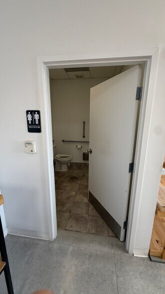 More Photos Of 2100-2104 E Oakland Park Blvd, Fort Lauderdale Freestanding For Lease
