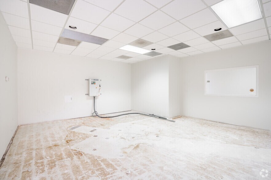 More Photos Of 17323 Red Oak Dr, Houston Office For Sale