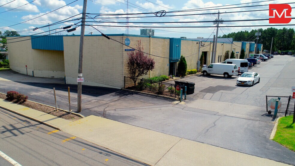 Primary Photo Of 160-184 Express Dr S, Brentwood Warehouse For Lease