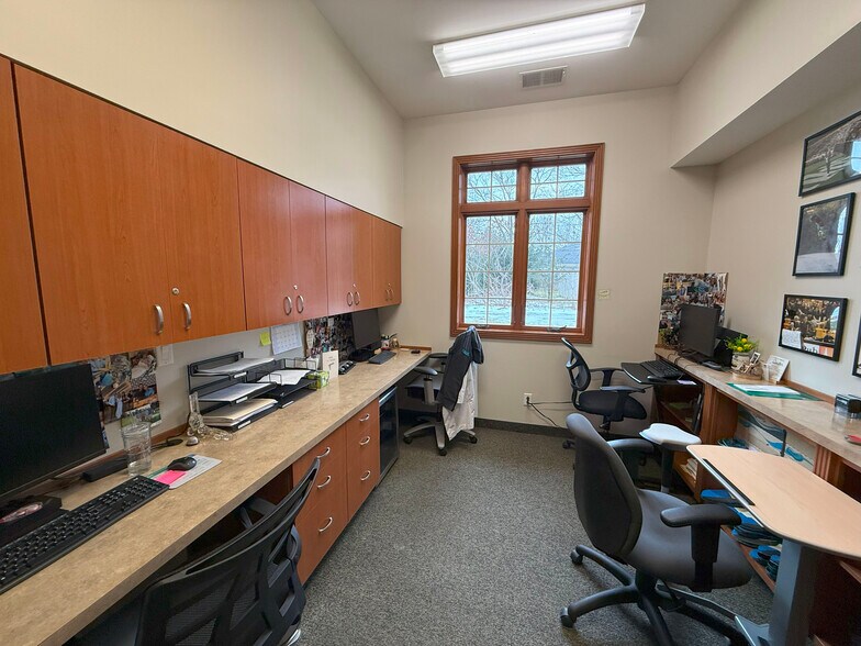 More Photos Of 7971 Moorsbridge Rd, Portage Medical For Lease