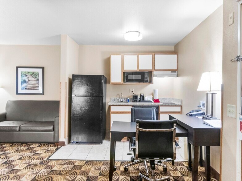 More Photos Of 1001 W College, Oak Creek Hotel For Sale