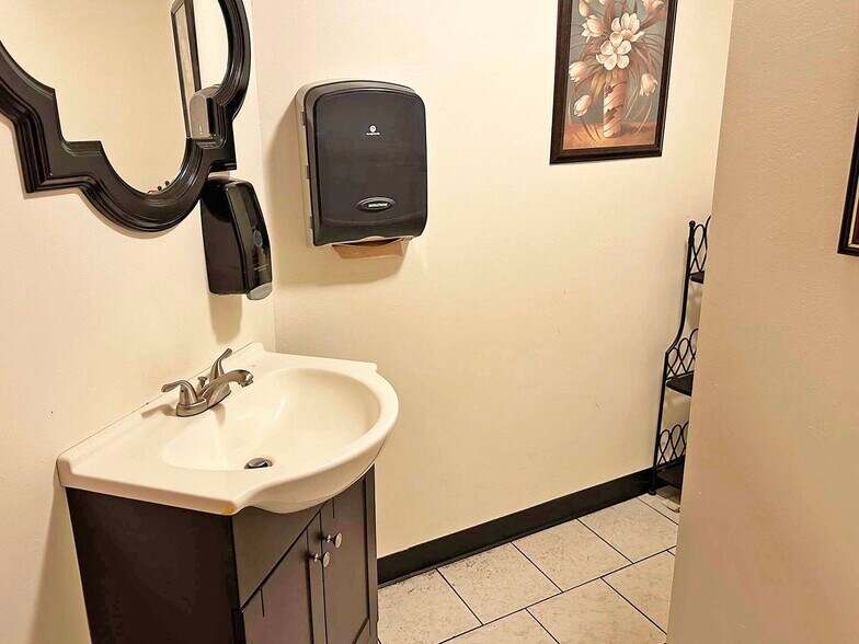 More Photos Of 129 Pike St, Carbondale Bar For Sale