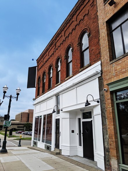 More Photos Of 1 N Saginaw St, Pontiac Office For Sale