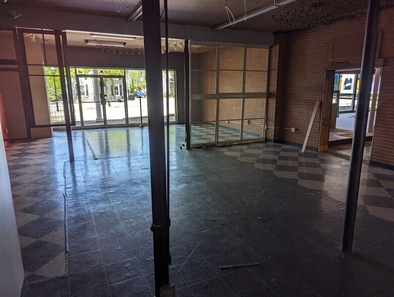 More Photos Of 34-36 W Franklin St, Centerville Storefront Retail Office For Lease