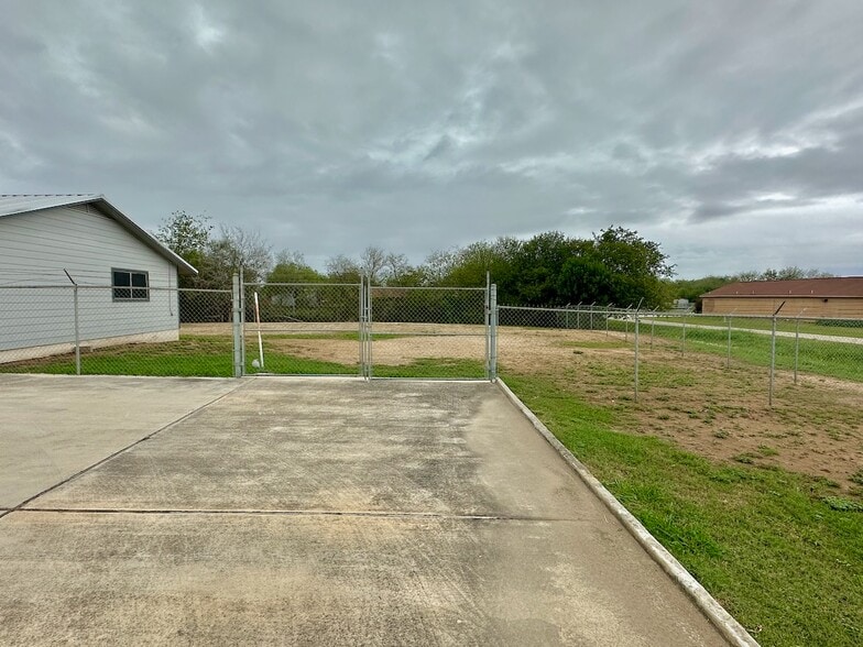 More Photos Of 1010 Zanderson Ave, Jourdanton Office For Lease