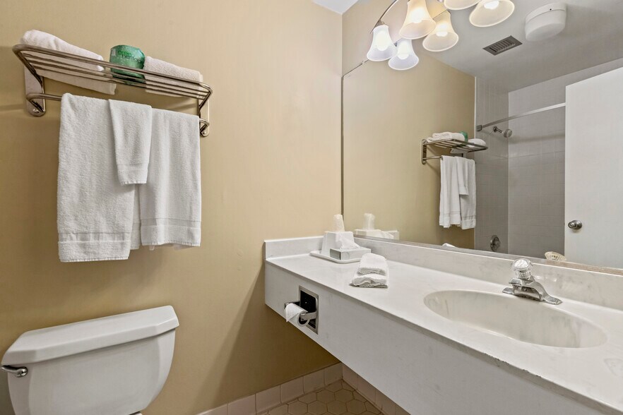 More Photos Of 30 Colonial Ave, Colonial Beach Hotel For Sale