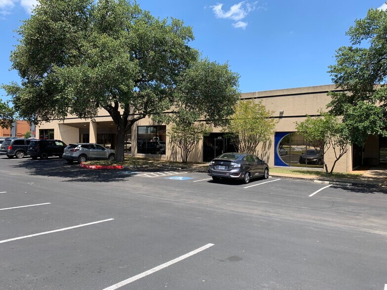 More Photos Of 459-599 Spencer Ln, San Antonio Unknown For Lease