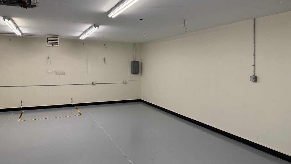 More Photos Of 376 Rt-130, Sandwich Flex For Lease