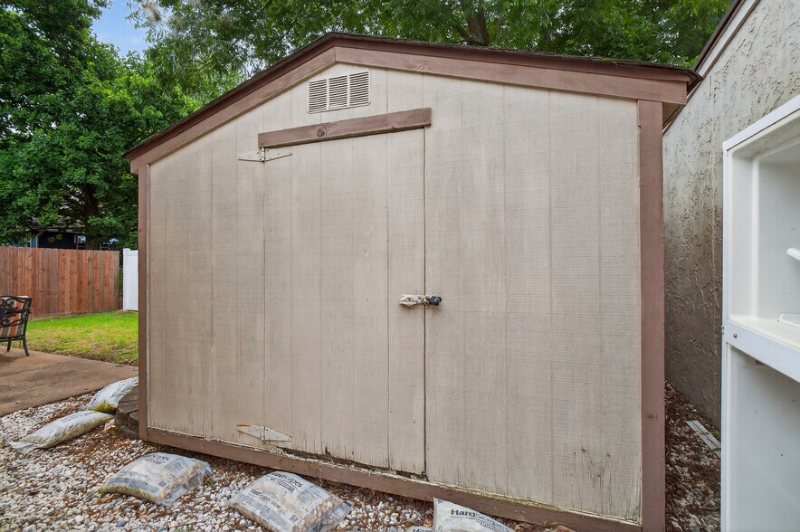 More Photos Of 638 Main St, Columbia Office For Sale