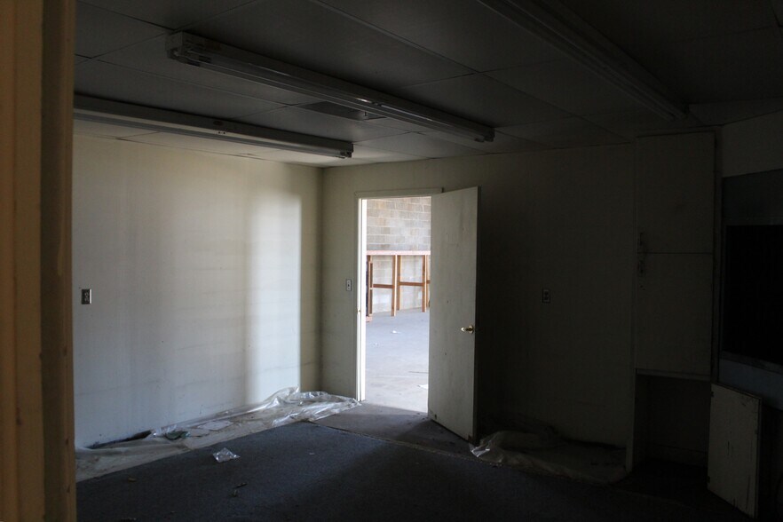 More Photos Of 814 9th St, Woodward Office For Sale