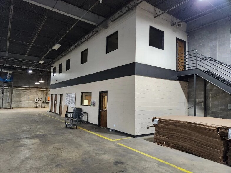 More Photos Of 10901 Carpet St, Charlotte Warehouse For Lease