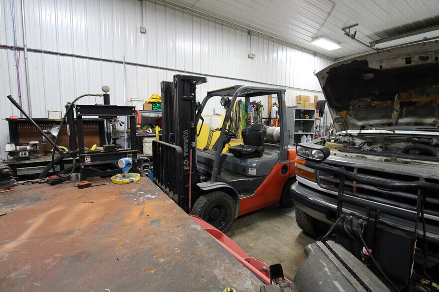 More Photos Of 5640 44th Ave S, Clinton Office For Sale